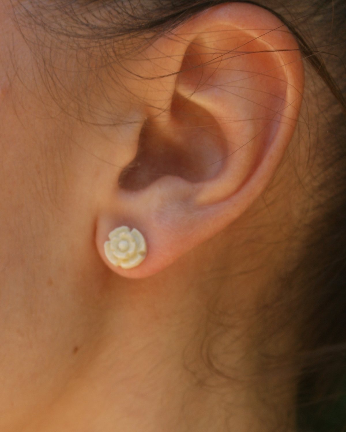 Mini vintage ivory-toned rose earrings – 1990s (alternate view)