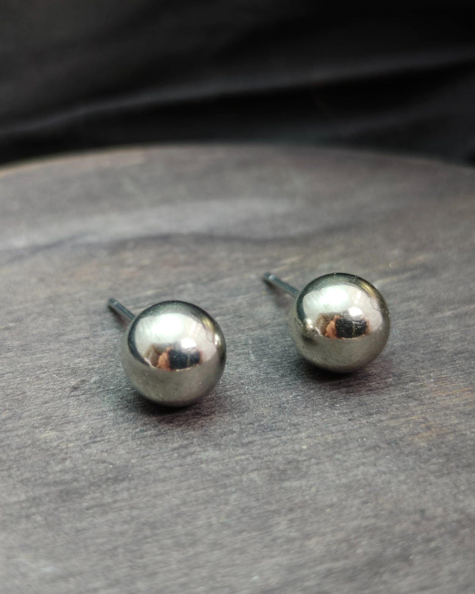 Metallic pearl earrings
