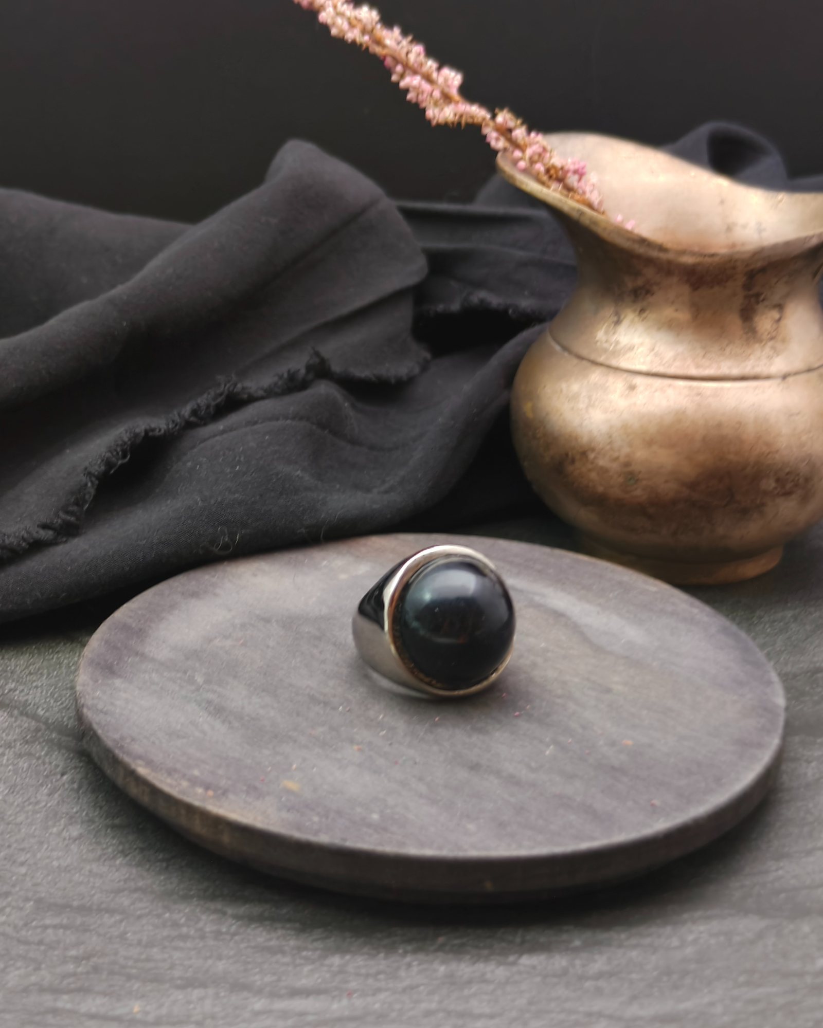 Ring with black cabochon