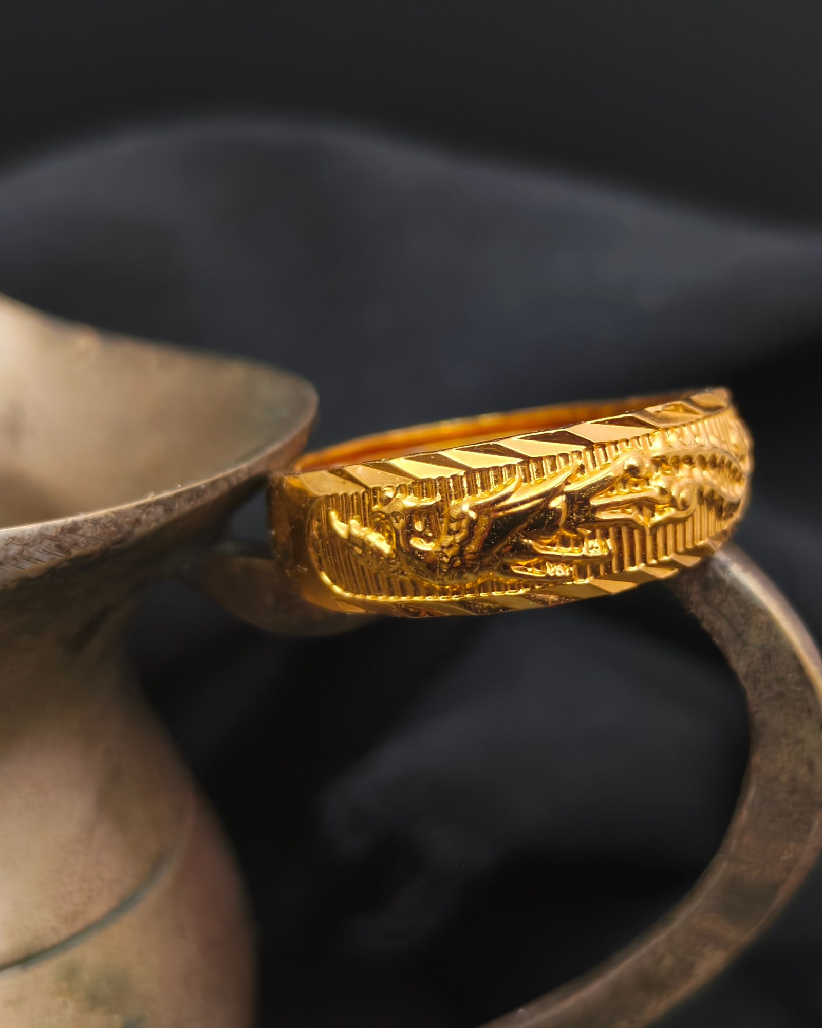Adjustable ring with a Phoenix in relief